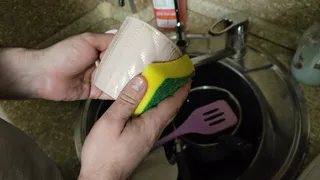 Посуду больше не мою и экономлю кучу времени: у умных хозяек в моде 7 новых способов без мытья — проще и чище