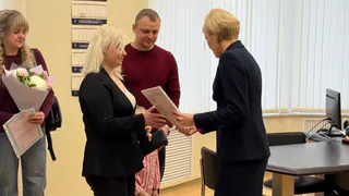 В Александровском округе пяти молодым семьям вручили деньги на жильё
