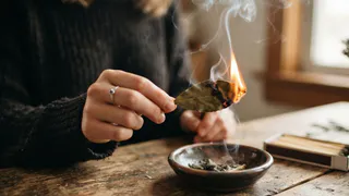 Поджигаю лавровый лист каждый вечер и не могу нарадоваться результату: старинный лайфхак, который до сих пор работает