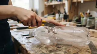 Пластиковые бутылки больше не выбрасываю: разрезаю на 3 части, выходит очень полезная вещь