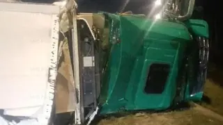 На трассе М-7 во Владимирской области перевернулась фура