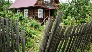 Деревянный забор больше не в моде - вот что выбирают умные дачники: служат веками и радуют глаз