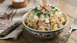 Беру картофель и рыбные консервы - шикарный салат готов: вкусный и сытный, не стыдно поставить и на праздничный стол