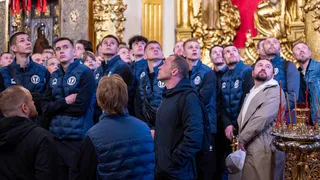 Футболисты из Владимирской области зашли в древний собор перед игрой