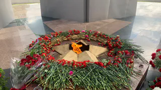 В Александрове на набережной прошла акция "Танцы победной весны", объединившая десятки горожан