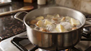 Добавляю уксус при варке яиц, а сахар при варке картошки: 9 хитростей 100-летней давности, которые снова в моде - мой честный отзыв