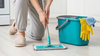 Полы будут чистыми до 2 недель: 5 копеечных добавок в воду для мытья, которые работают лучше дорогой химии