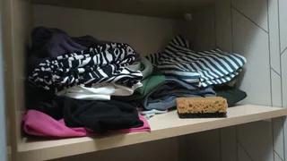 Зачем лить уксус на плиту и класть посудные губки в шкаф с одеждой: 9 хитростей умных хозяек, которые облегчают жизнь