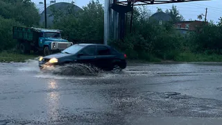В городе Владимирской области из-за грозы затопило перекрёстки и повалило деревья