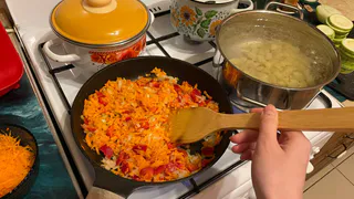 Вот так жарят лук для супа и зажарки вкусно и правильно: 3 щепотки и 5 хитростей - будет золотистым, душистым, красивым