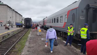 Как только заработал кондиционер, попутчица пошла к проводнику с требованием выключить - как весь вагон парился при жаре +28