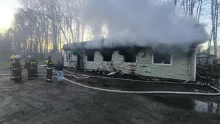 Пожар уничтожил заброшенное придорожное кафе во Владимирской области 