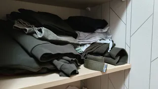 Вешать одежду в шкафу больше не модно: умные хозяйки выбирают японский метод складывания «книгой» — освободит половину шкафа