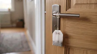 Чайные пакетики теперь не выбрасываю: вешаю их на дверь и уже через несколько часов вижу результат — крутой лайфхак