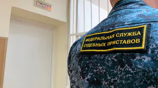 Житель Владимирской области наехал на судебного пристава, чтобы не отдавать Mercedes