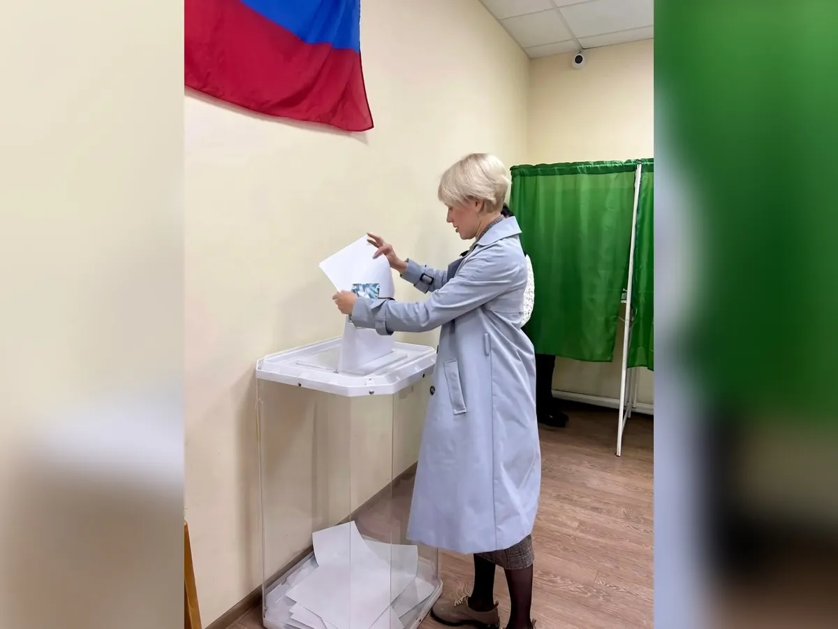 Глава Александровского округа проголосовала на выборах в Госдуму