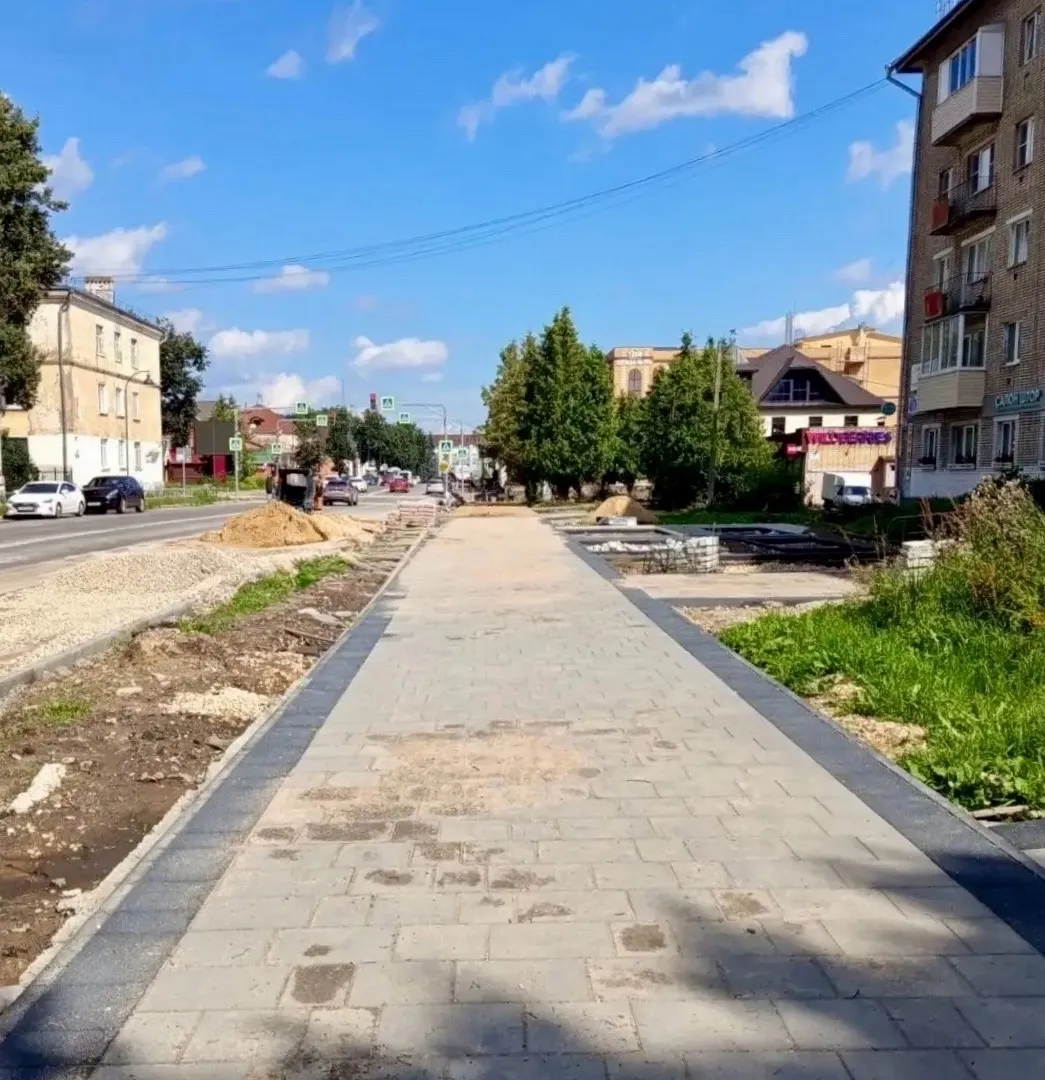 В Александрове завершают укладку плитки на обновлённой улице Ленина