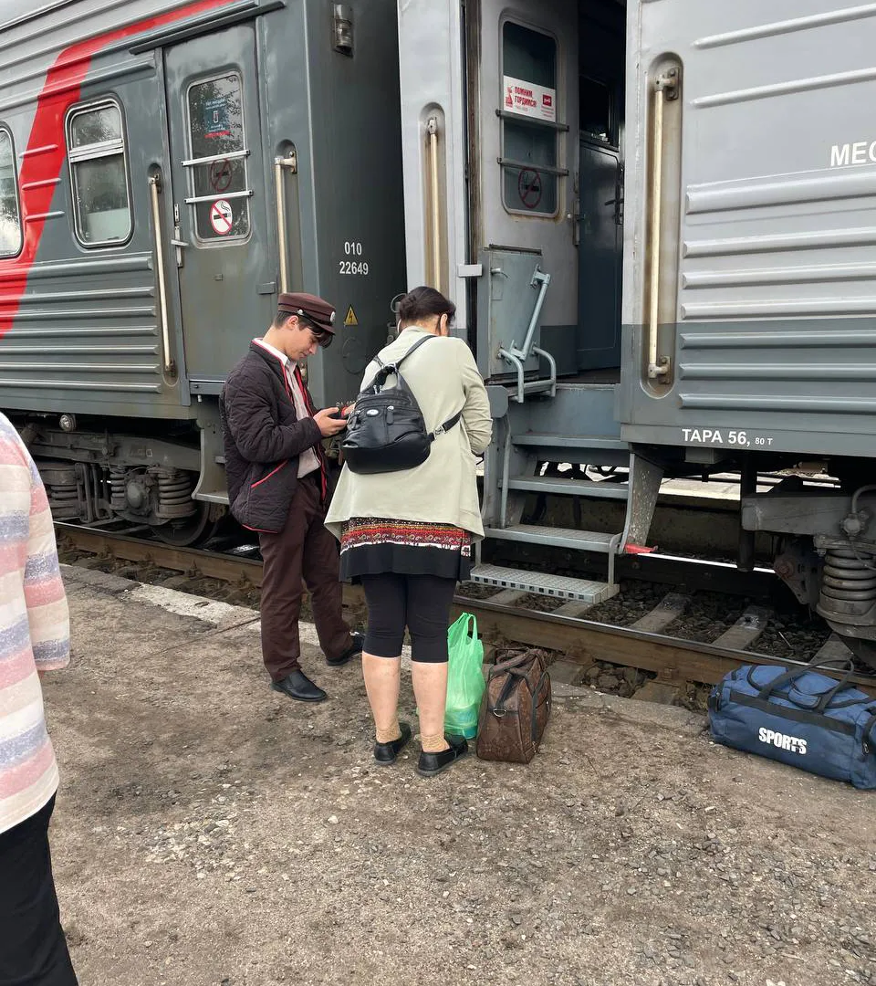 «Я выкупил всё купе, а ко мне проводник подселил какого-то пассажира»: имеет ли проводник на это право