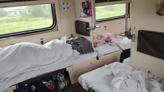 Вперед ногами на боковушке, головой к проходу в купе: эксперт рассказал, как лучше ложиться в поезде